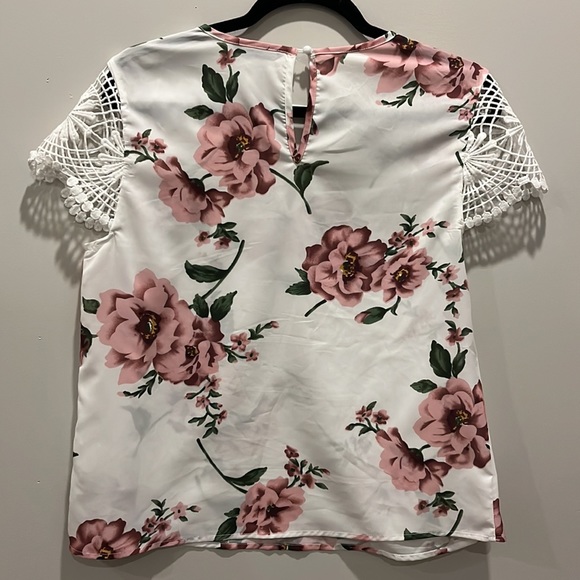 Light weight top with lace sleeves, Size M, white with flowers, NWOT - Picture 2 of 5